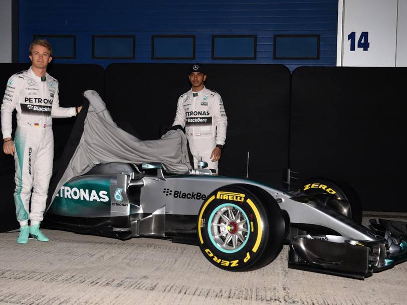 La mattina  cominciata con la presentazione della nuova Mercedes W06, ecco Rosberg e Hamilton che tolgono il velo